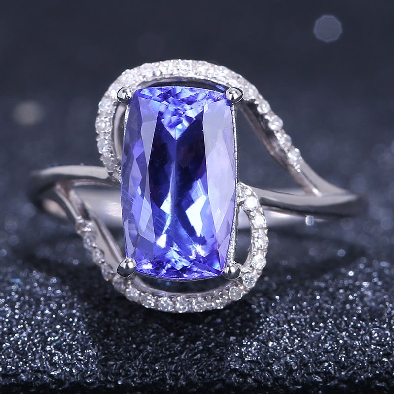 14k Gold 2.95 Ct Natural Tanzanite & Diamond Ring: Ref:231032034 // gold content:14k gold // ring size:7. 25us // // main gemstone:tanzanite // shape:cushion // carat weight:2. 95ct // color:blue // treatment:natural // // adjacent gemstone 2 :
