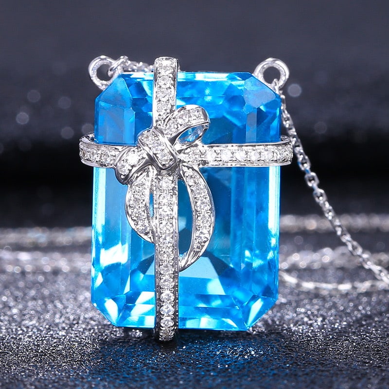 14k Gold 20.3 Ct Natural Topaz & Diamond Necklace: Ref:231032035 // gold content:14k gold // main gemstone:topaz // shape:octagonal // carat weight:20. 3ct // color:blue // treatment:natural // // adjacent gemstone 2 : diamond // shape:round //