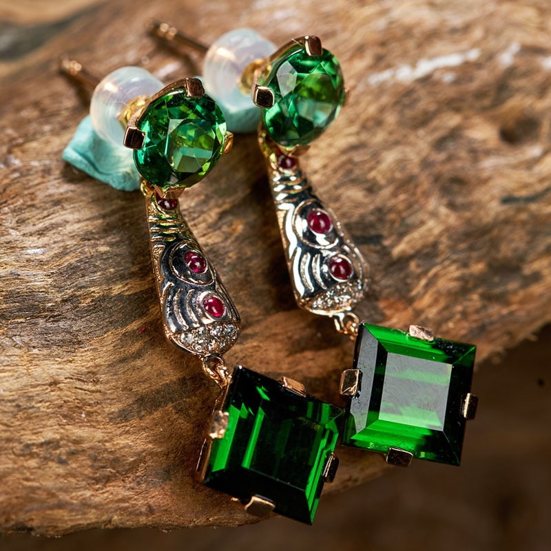 14k Gold 9.95 Ct Natural Tourmaline & Diamond & Ruby Earrings: Ref:231032041 // gold content:14k gold // main gemstone:tourmaline // shape:multiply // carat weight:9. 95ct // color:green // treatment:natural // // adjacent gemstone 2 : diamond // shape:round //