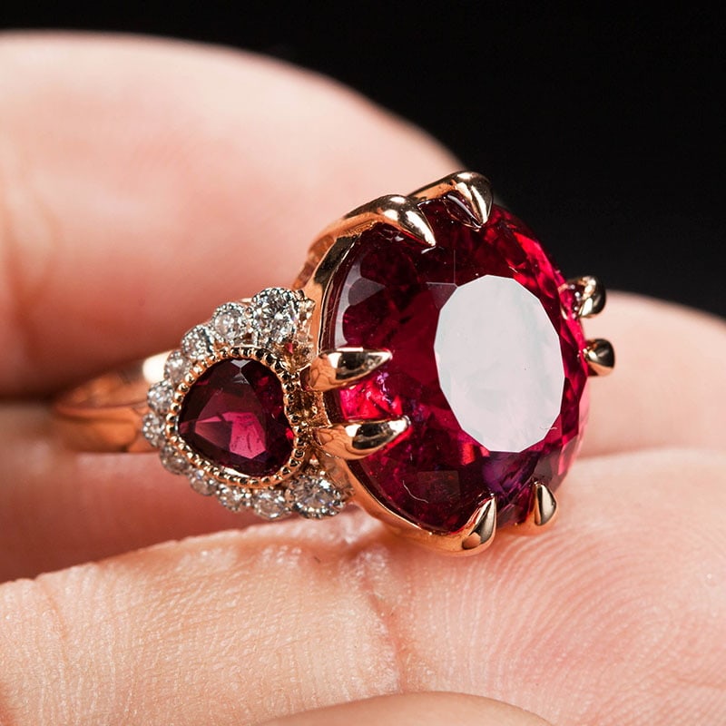 14k Gold 9.15 Ct Natural Tourmaline & Diamond Ring: Ref:231032042 // gold content:14k gold // ring size:7. 25us // // main gemstone:tourmaline // shape:oval // carat weight:9. 15ct // color:red // treatment:natural // // adjacent gemstone 2 : diamond