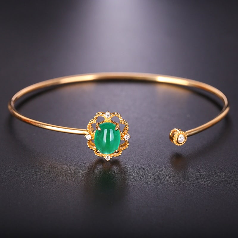 14k Gold 1.7 Ct Natural Emerald & Diamond Bangle: Ref:231032122 // gold content:14k gold // main gemstone:emerald // shape:oval // carat weight:1. 7ct // color:green // treatment:natural // // adjacent gemstone 2 : diamond // shape:round // clarity