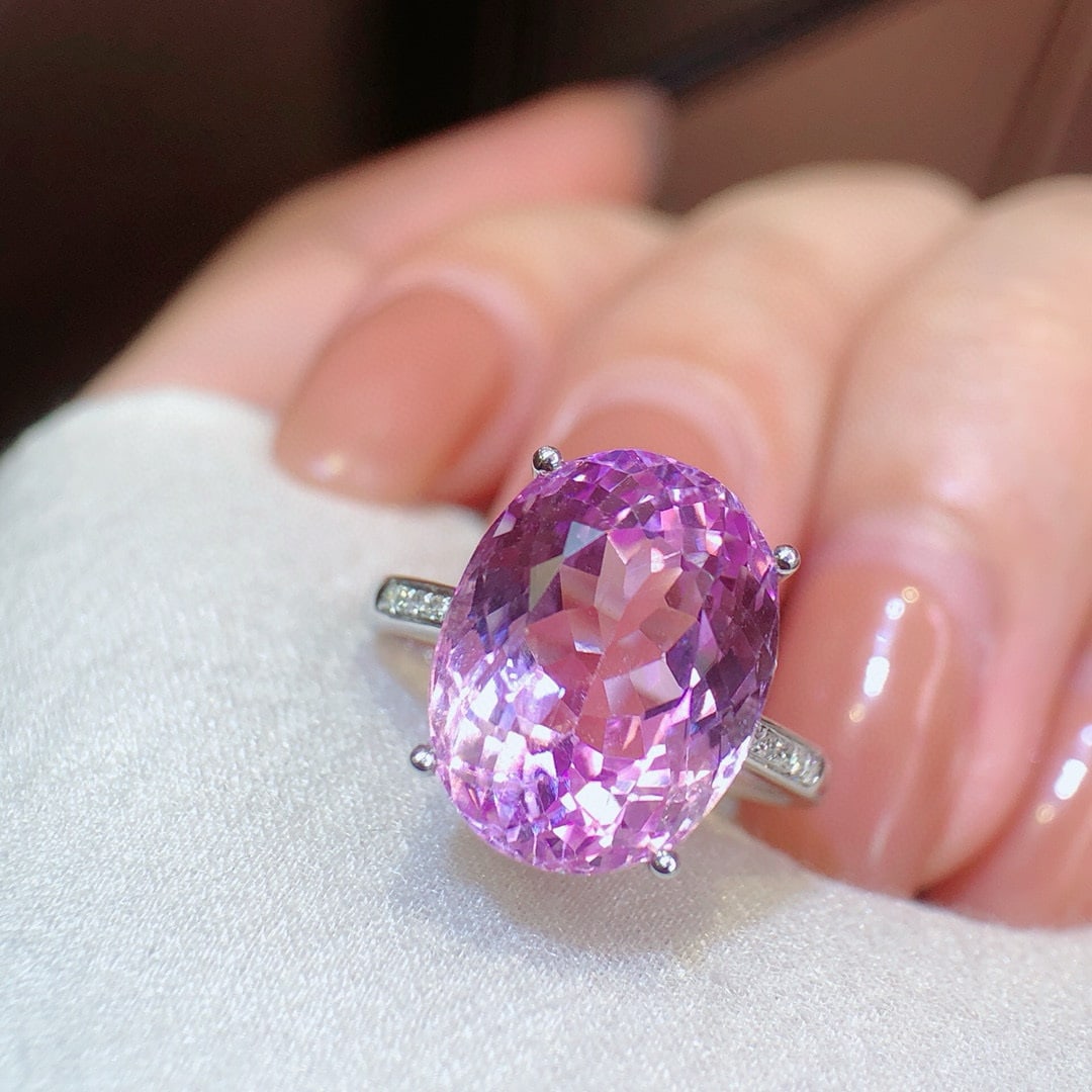 14k Gold 9.4 Ct Natural Kunzite & Diamond Ring: Ref:231032127 // gold content:14k gold // ring size:7. 25us // // main gemstone:kunzite // shape:oval // carat weight:9. 4ct // color:purple // treatment:natural // // adjacent gemstone 2 : diamond //