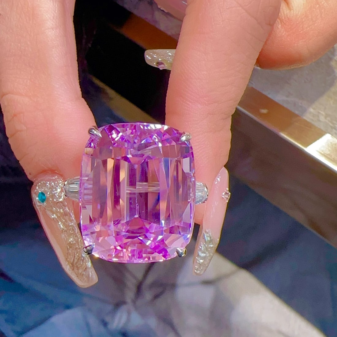 14k Gold 62.45 Ct Natural Kunzite & Diamond Ring: Ref:231032128 // gold content:14k gold // ring size:7. 25us // // main gemstone:kunzite // shape:cushion // carat weight:62. 45ct // color:purple // treatment:natural // // adjacent gemstone 2 : diamo