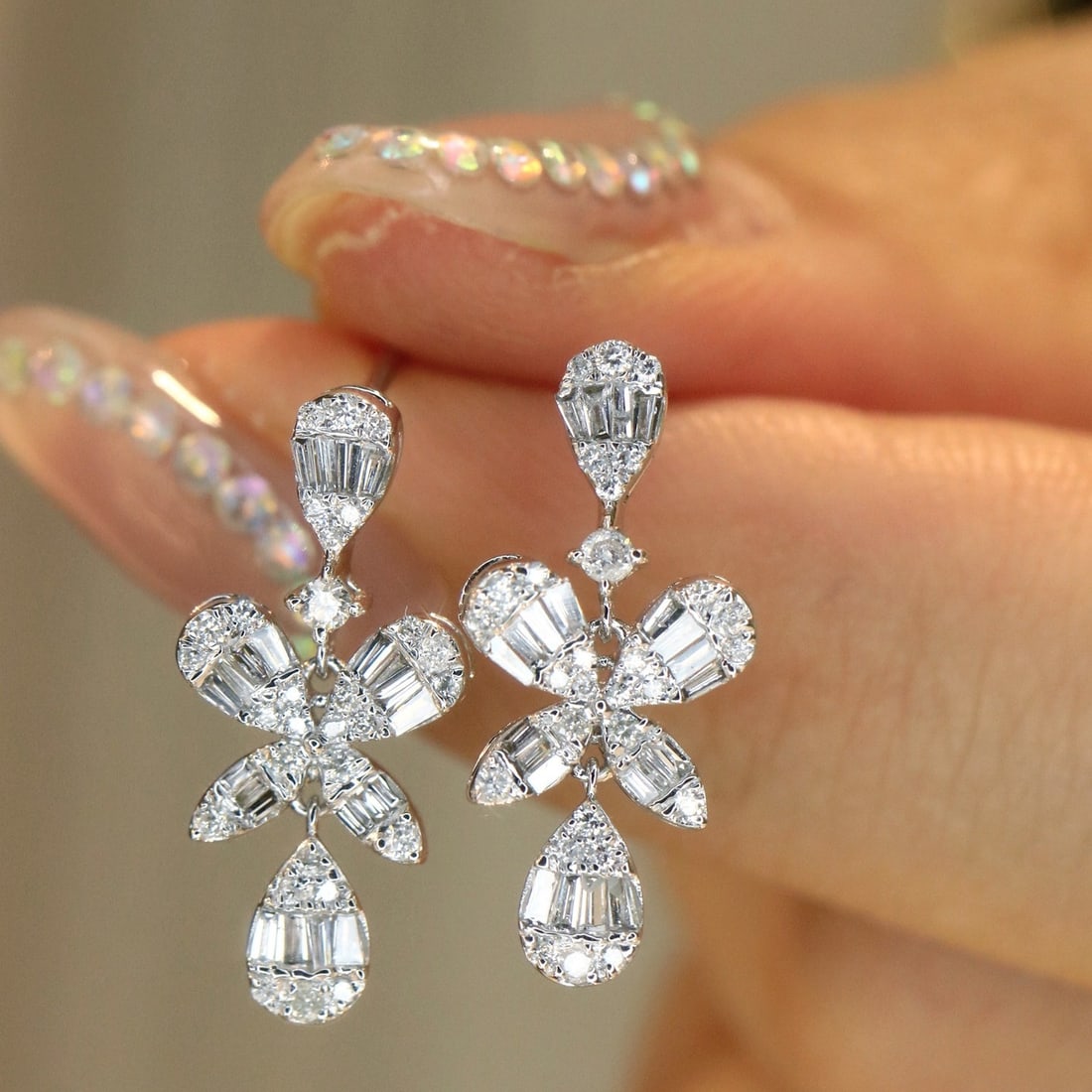 14k Gold 0.5 Ct Natural H Diamond Earrings: Ref:231032149 // gold content:14k gold // main gemstone:diamond // shape:multiply // carat weight:0. 5ct // clarity grade:vs-si // color:h // treatment:natural // Low Estimate: 2600 High Estimate: