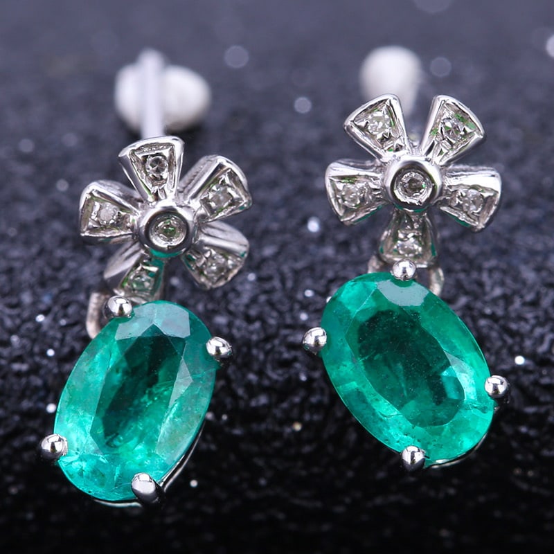 14k Gold 1.6 Ct Natural Emerald & Diamond Earrings: Ref:231032173 // gold content:14k gold // main gemstone:emerald // shape:oval // carat weight:1. 6ct // color:green // treatment:natural // // adjacent gemstone 2 : diamond // shape:round // clarity g