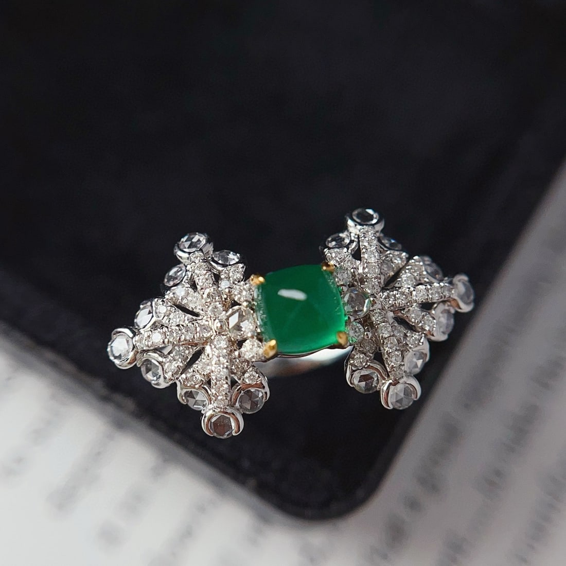14k Gold 0.80 Ct Vivid Green Natural Emerald & Diamond Ring: Ref:231032180 // gold content:14k gold // ring size:7. 25us // // main gemstone:emerald // shape:suger-loaf // carat weight:0. 80ct // color:vivid green // treatment:natural // // adjacent gemstone 2 