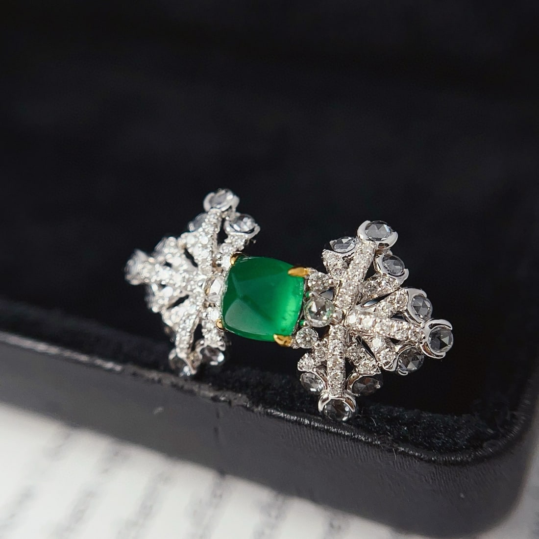 14k Gold 0.80 Ct Vivid Green Natural Emerald & Diamond Ring - 2