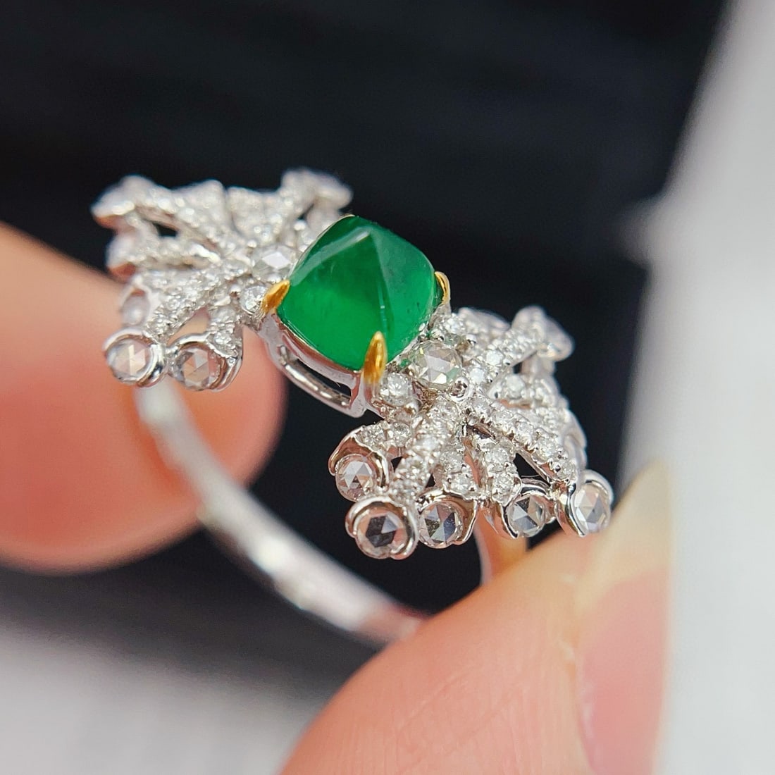 14k Gold 0.80 Ct Vivid Green Natural Emerald & Diamond Ring - 4