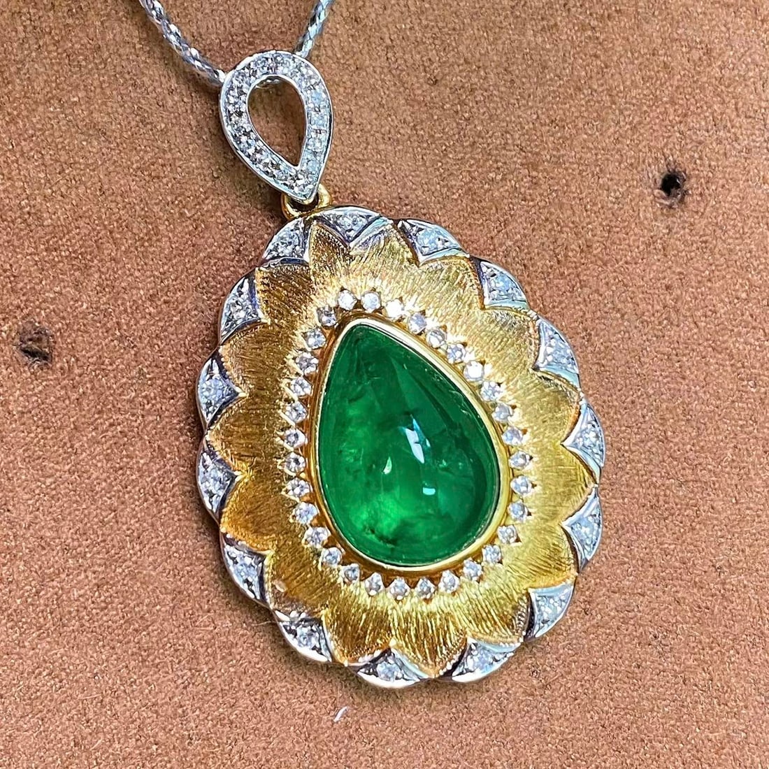 14k Gold 2.98 Ctw Vivid Green Natural Emerald & Diamond Pendant( Without Chain ): Ref:231032186 // gold content:14k gold // main gemstone:emerald // shape:pear // carat weight:2. 68ct // color:vivid green // treatment:natural // // adjacent gemstone 2 : diamond // shape:round // ca