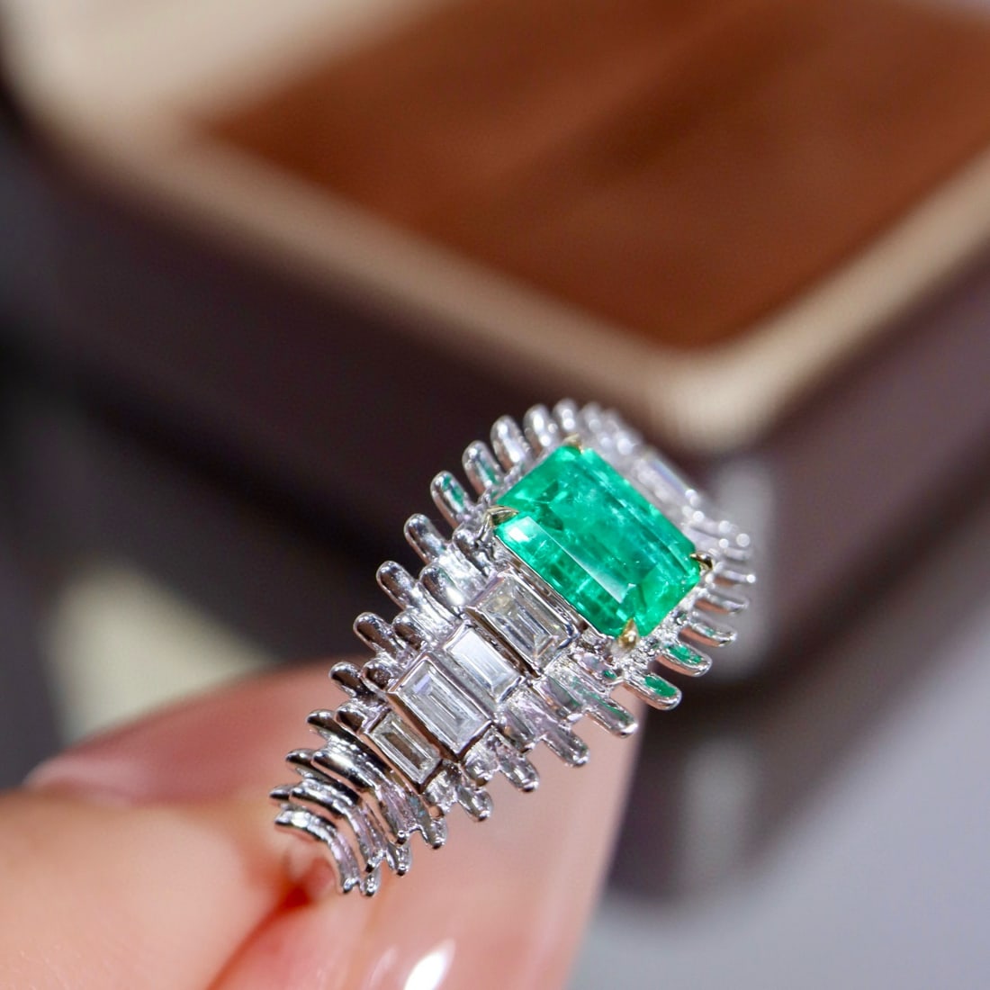14k Gold 0.77 Ctw Natural Emerald & Diamond Ring - 8