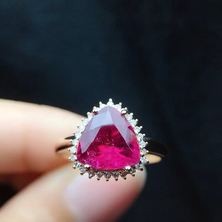 14k Gold 2.34 Ct Natural Tourmaline & Diamond Ring: Ref:231032240 // gold content:14k gold // ring size:7. 25us // // main gemstone:tourmaline // shape:triangle // carat weight:2. 34ct // color:green // treatment:natural // // adjacent gemstone 2 :