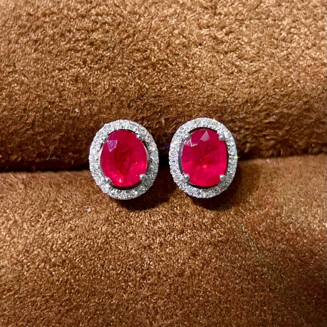 14k Gold 1.31 Ctw Natural Ruby & Diamond Earrings: Ref:231032245 // gold content:14k gold // main gemstone:ruby // shape:oval // carat weight:1. 2ct // color:red // treatment:natural // // adjacent gemstone 2 : diamond // shape:round // carat