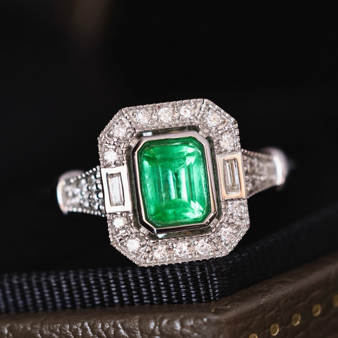 14k Gold 0.88 Ctw Natural Emerald & Diamond Ring - 3