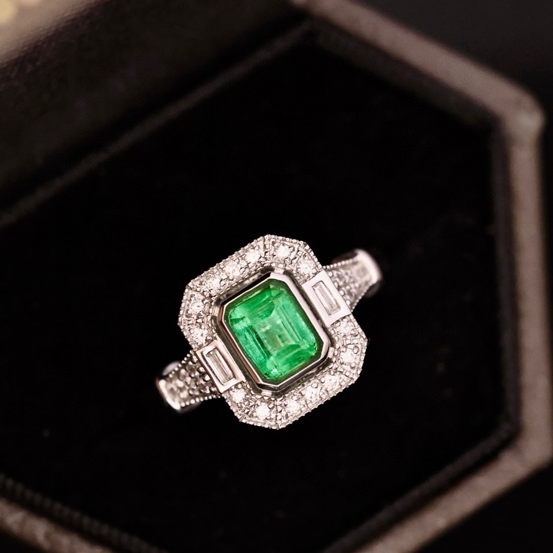 14k Gold 0.88 Ctw Natural Emerald & Diamond Ring - 4