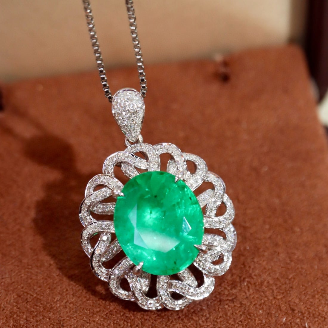 14k Gold 6.40 Ctw Natural Emerald & Diamond Pendant( Without Chain ): Ref:231032247 // gold content:14k gold // main gemstone:emerald // shape:oval // carat weight:6. 05ct // color:green // treatment:natural // // adjacent gemstone 2 : diamond // shape:round // carat we