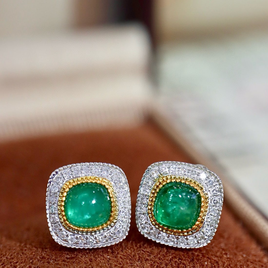 14k Gold 1.12 Ctw Natural Emerald & Diamond Earrings: Ref:231032248 // gold content:14k gold // main gemstone:emerald // shape:suger-loaf // carat weight:1. 0ct // color:green // treatment:natural // // adjacent gemstone 2 : diamond // shape:round //