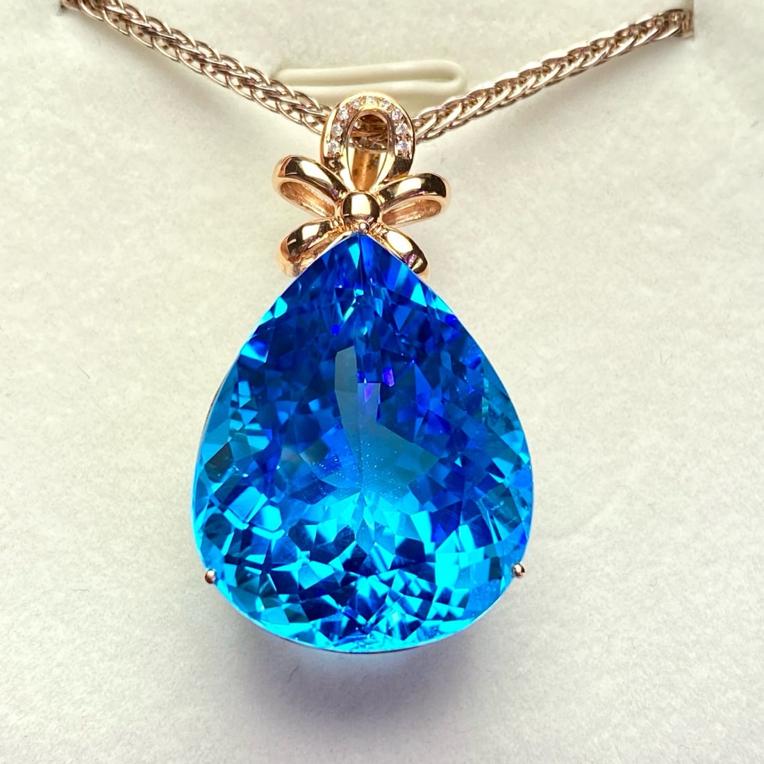 14k Gold 42.00 Ctw Natural Topaz & Diamond Pendant( Without Chain ): Ref:231032280 // gold content:14k gold // main gemstone:topaz // shape:pear // carat weight:41. 95ct // color:blue // treatment:natural // // adjacent gemstone 2 : diamond // number of stones:9 //