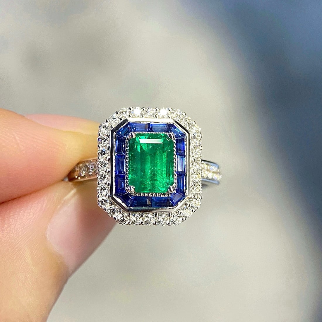 14k Gold 1.10 Ct Vivid Green Natural Emerald & Diamond & Sapphire Ring: Ref:231032288 // gold content:14k gold // ring size:7. 25us // // main gemstone:emerald // shape:octagonal // carat weight:1. 10ct // color:vivid green // treatment:natural // // adjacent gemstone 2 :