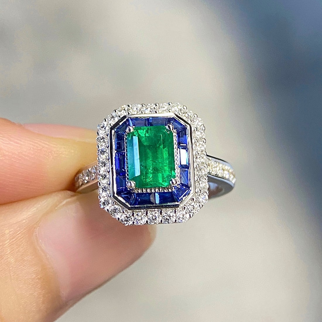 14k Gold 1.10 Ct Vivid Green Natural Emerald & Diamond & Sapphire Ring - 2