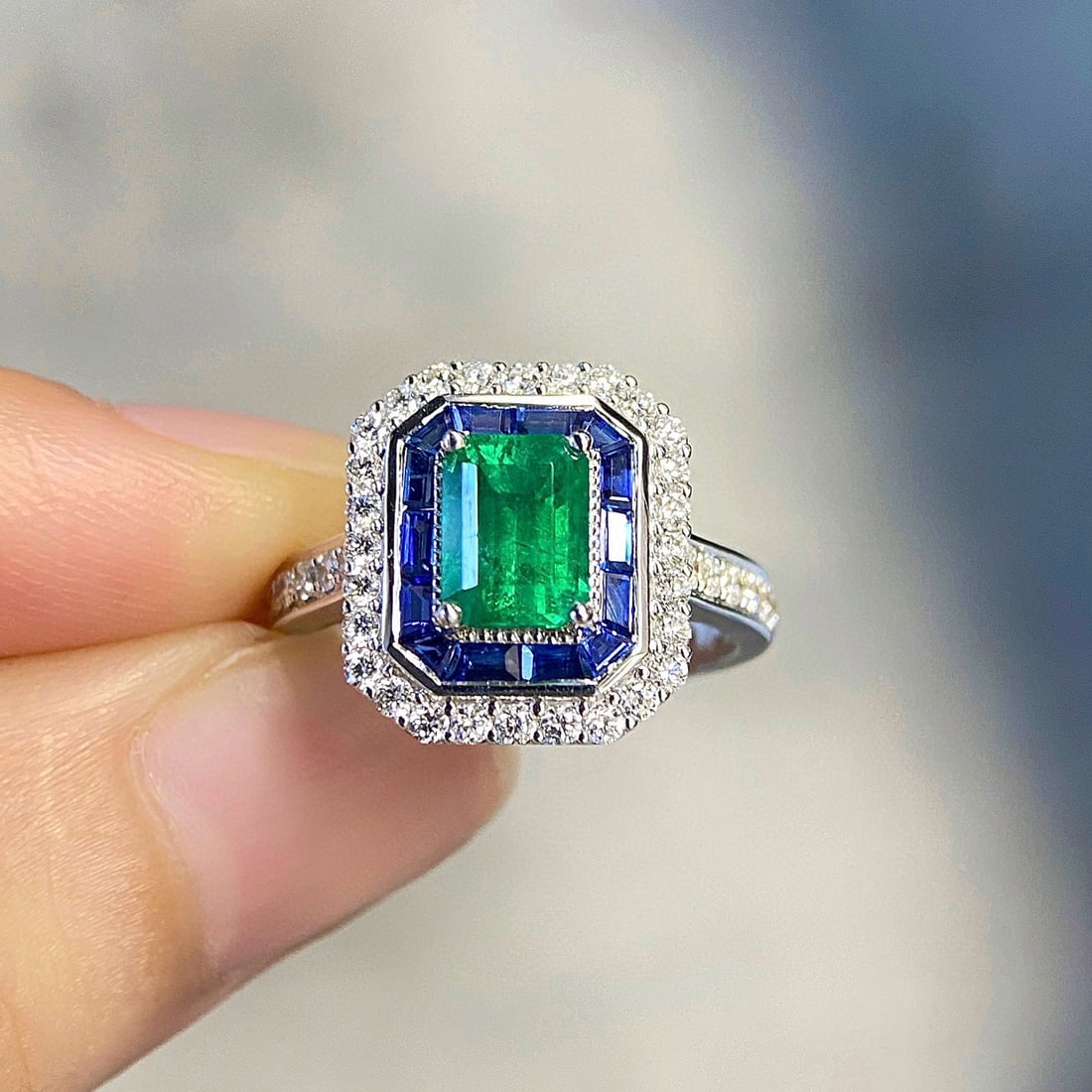 14k Gold 1.10 Ct Vivid Green Natural Emerald & Diamond & Sapphire Ring - 3