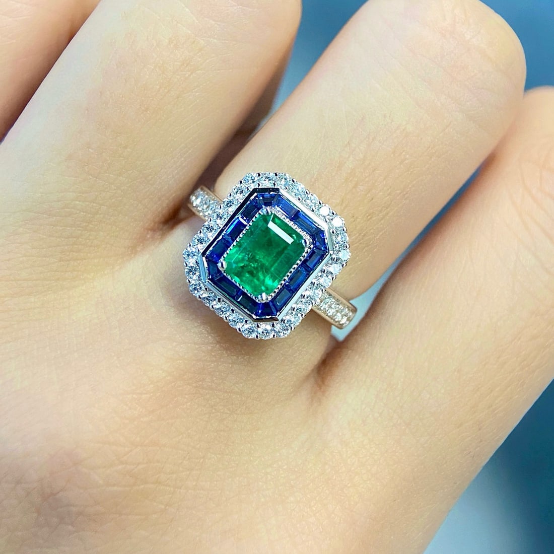 14k Gold 1.10 Ct Vivid Green Natural Emerald & Diamond & Sapphire Ring - 4