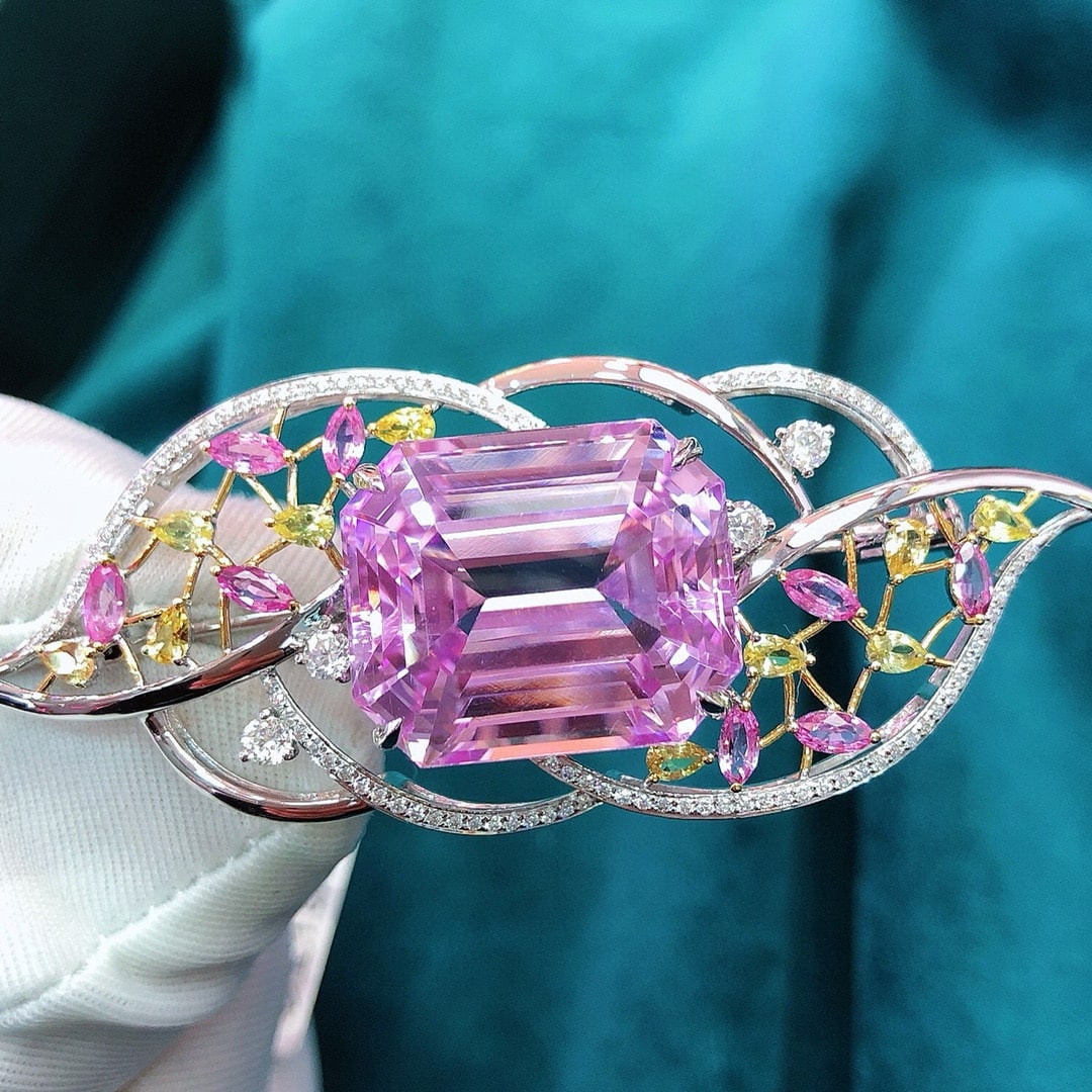 14k Gold 29.63 Ctw Natural Kunzite & Sapphire Brooch: Ref:231032301 // gold content:14k gold // main gemstone:kunzite // shape:octagonal // carat weight:28. 1ct // color:purple // treatment:natural // // adjacent gemstone 2 : sapphire // shape:multiply