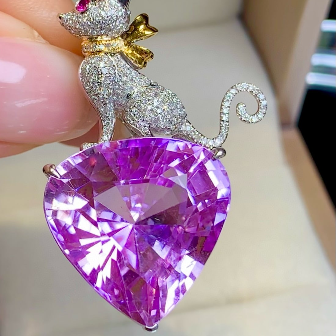 14k Gold 32.8 Ct Natural Kunzite & Diamond Brooch/pendant( Without Chain ): Ref:231032304 // gold content:14k gold // main gemstone:kunzite // shape:pear // carat weight:32. 8ct // color:purple // treatment:natural // // adjacent gemstone 2 : diamond // shape:round //