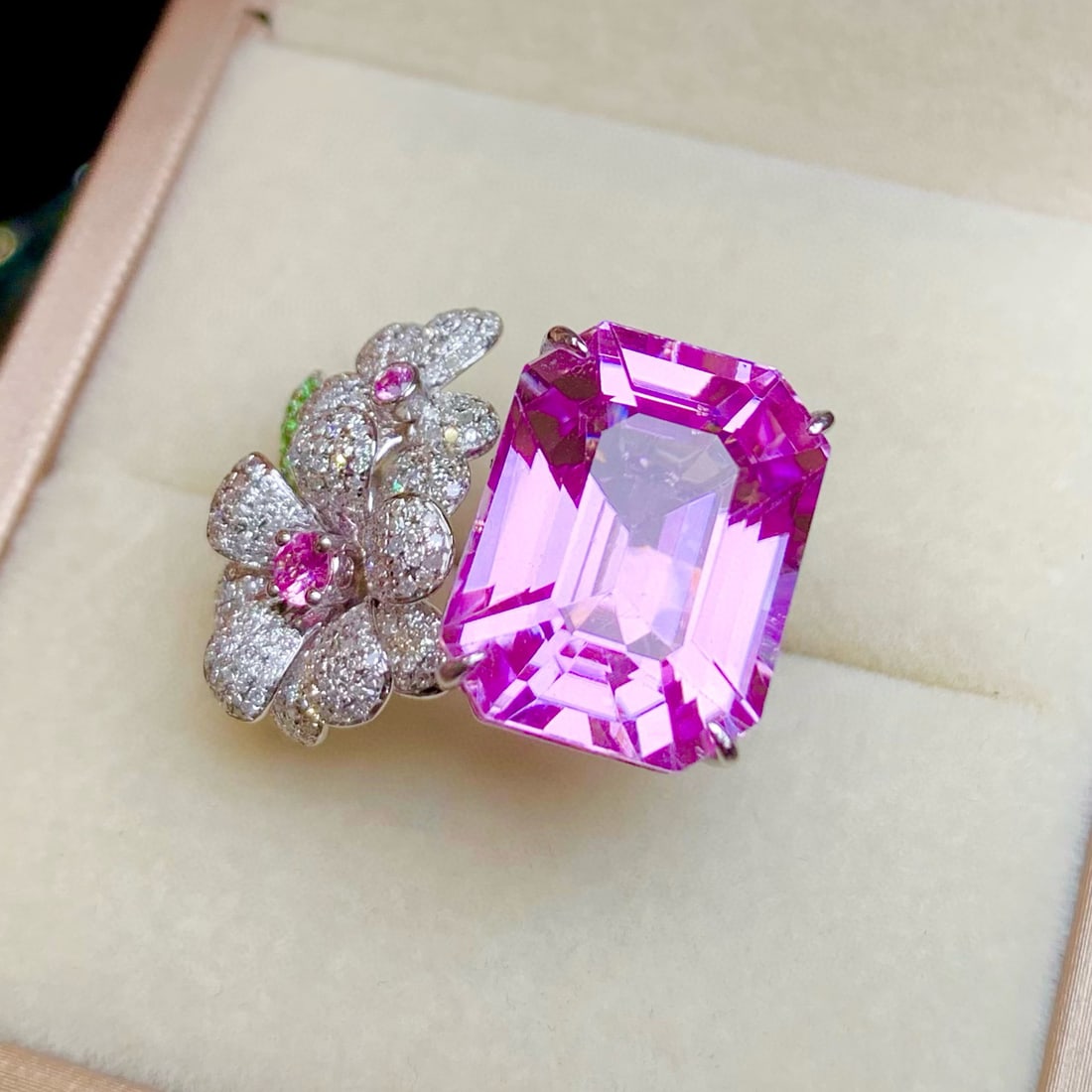 14k Gold 22.6 Ct Natural Kunzite & Diamond Ring: Ref:231032305 // gold content:14k gold // ring size:7. 25us // // main gemstone:kunzite // shape:octagonal // carat weight:22. 6ct // color:purple // treatment:natural // // adjacent gemstone 2 :