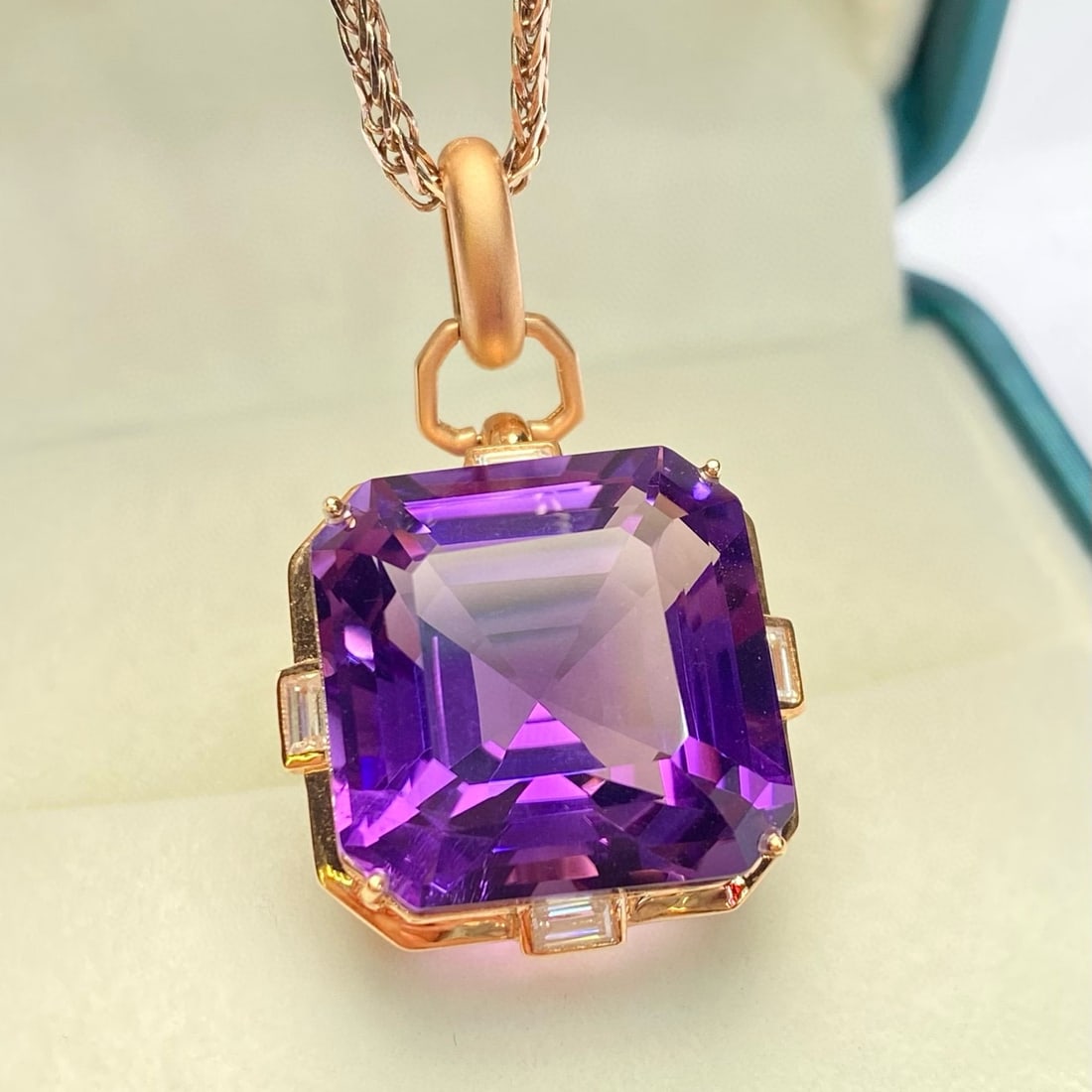 14k Gold 21.10 Ct Natural Amethyst & Diamond Pendant( Without Chain ): Ref:231032321 // gold content:14k gold // main gemstone:amethyst // shape:octagonal // carat weight:21. 10ct // color:purple // treatment:natural // // adjacent gemstone 2 : diamond // number of