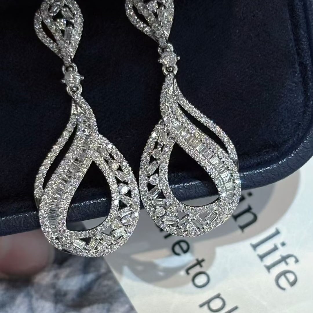 14k Gold 1.5 Ct Natural H Diamond Earrings: Ref:231032326 // gold content:14k gold // main gemstone:diamond // shape:multiply // carat weight:1. 5ct // clarity grade:vs-si // color:h // treatment:natural // Low Estimate: 4600 Condition: New Hig