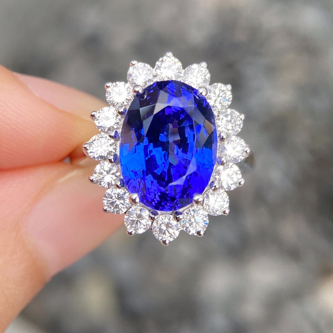 14k Gold 7.31 Ctw Natural Tanzanite & Diamond Ring: Ref:231032363 // gold content:14k gold // ring size:7. 25us // // main gemstone:tanzanite // shape:oval // carat weight:6. 26ct // color:blue // treatment:natural // // adjacent gemstone 2 : diamond
