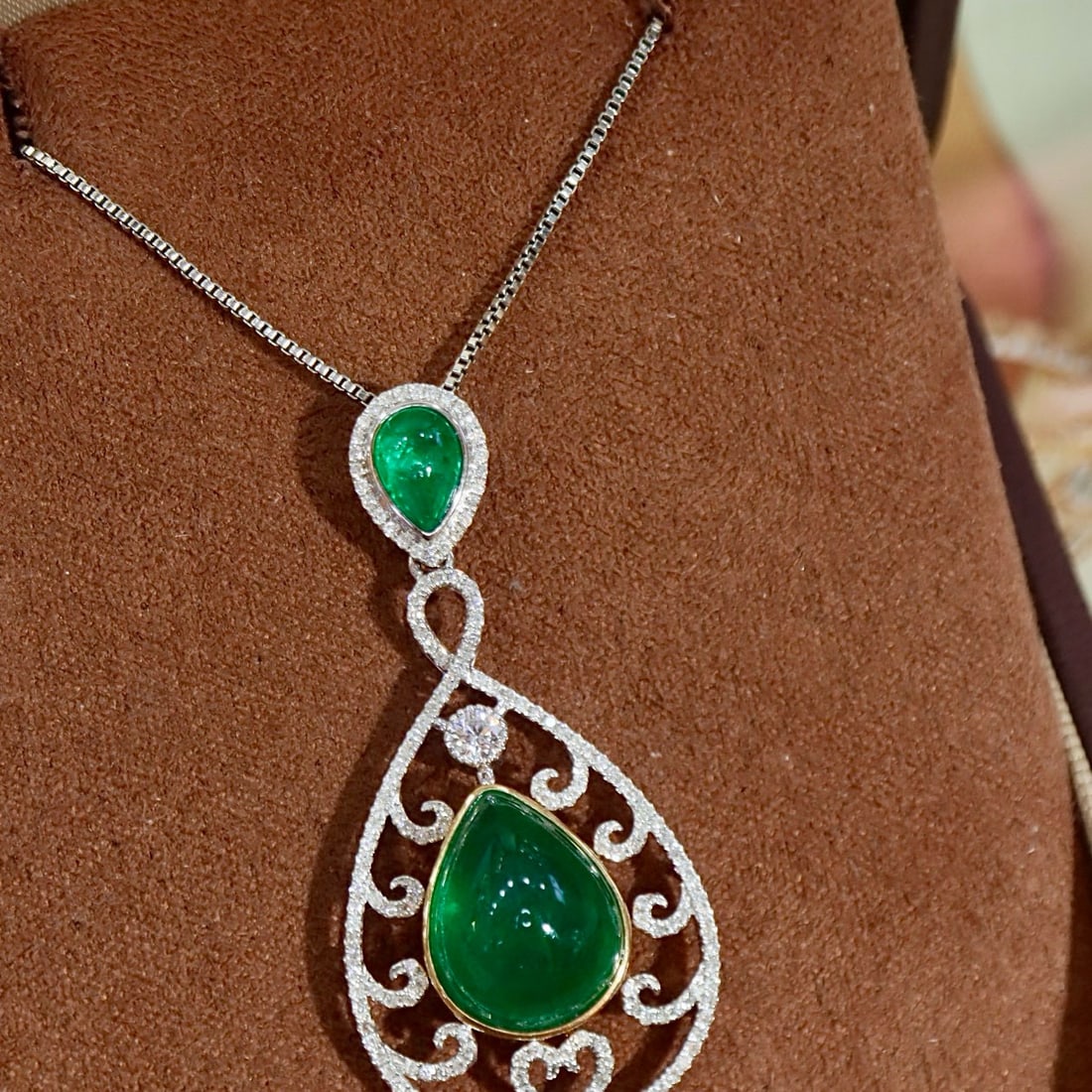 14k Gold 8.07 Ctw Vivid Green Natural Emerald & Diamond Pendant( Without Chain ): Ref:231032390 // gold content:14k gold // main gemstone:emerald // shape:pear // carat weight:7. 62ct // color:vivid green // treatment:natural // // adjacent gemstone 2 : diamond // shape:round // ca