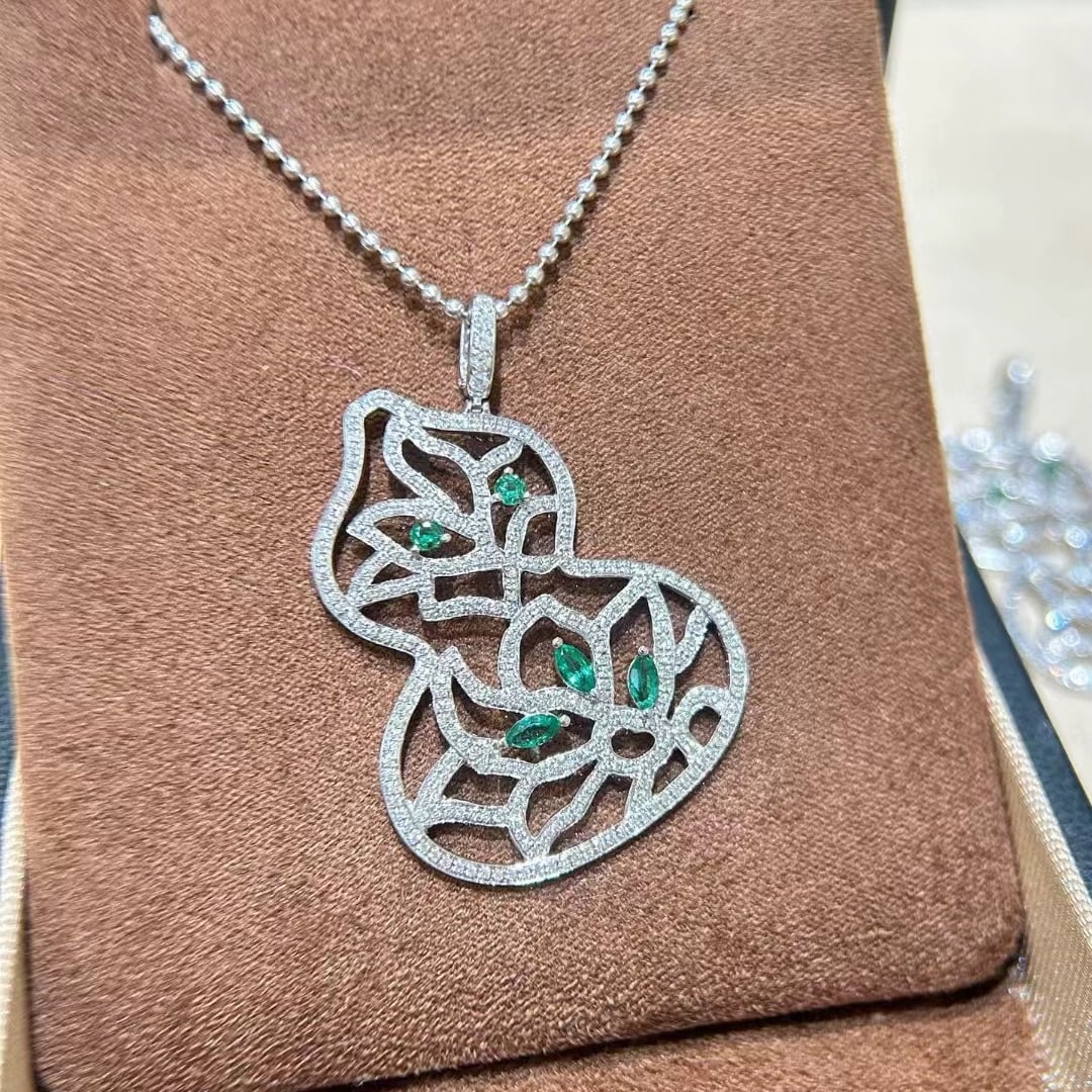 14k Gold 0.82 Ctw Natural Emerald & Diamond Pendant( Without Chain ): Ref:231032409 // gold content:14k gold // main gemstone:emerald // shape:multiply // carat weight:0. 32ct // color:green // treatment:natural // // adjacent gemstone 2 : diamond // shape:round //