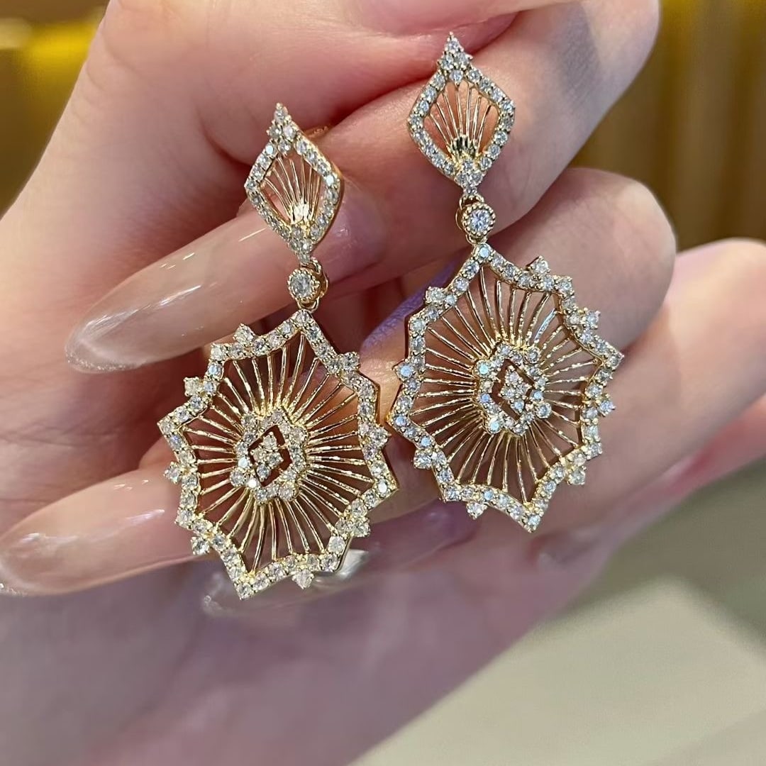 14k Gold 0.55 Ct Natural H Diamond Earrings: Ref:231032412 // gold content:14k gold // main gemstone:diamond // shape:round // carat weight:0. 55ct // clarity grade:vs-si // color:h // treatment:natural // cut grade:g // Condition: New Low Estim