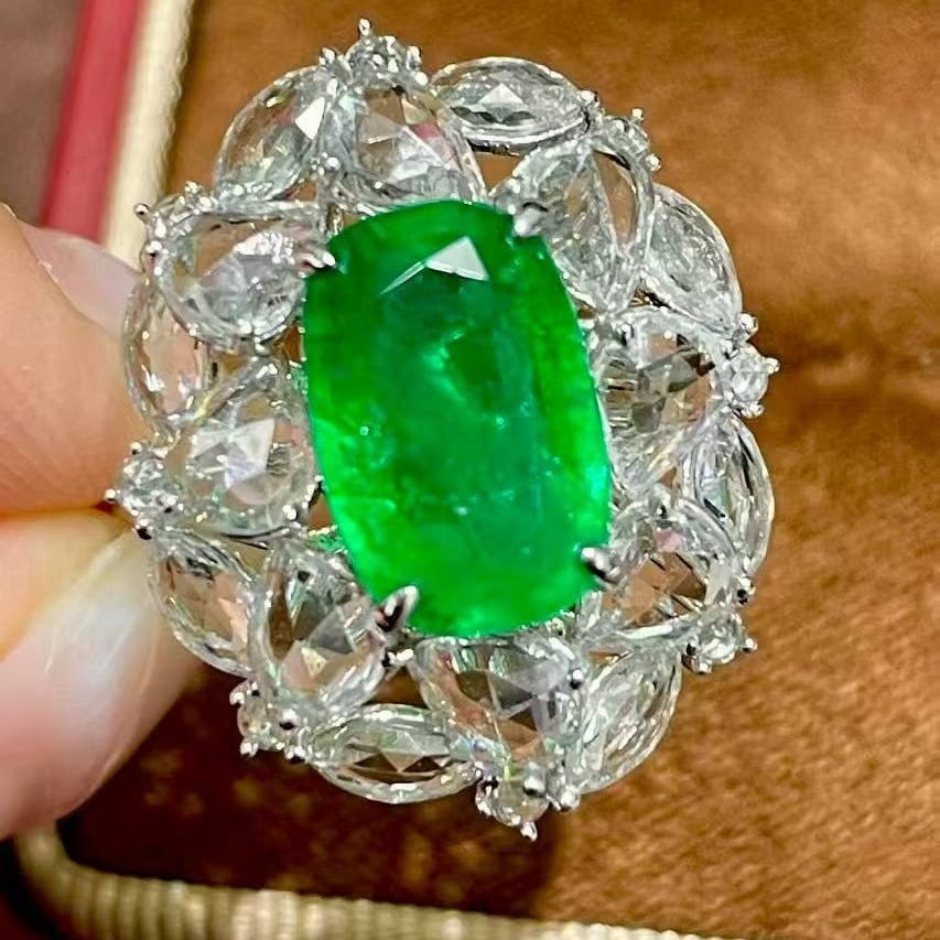 14k Gold 3.65 Ct Vivid Green Natural Emerald & Sapphire Ring: Ref:231032438 // gold content:14k gold // ring size:7. 25us // // main gemstone:emerald // shape:cushion // carat weight:3. 65ct // color:vivid green // treatment:natural // // adjacent gemstone 2 :