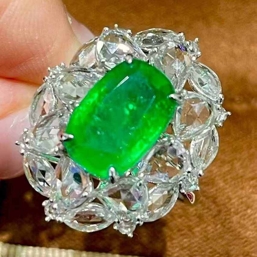 14k Gold 3.65 Ct Vivid Green Natural Emerald & Sapphire Ring - 2