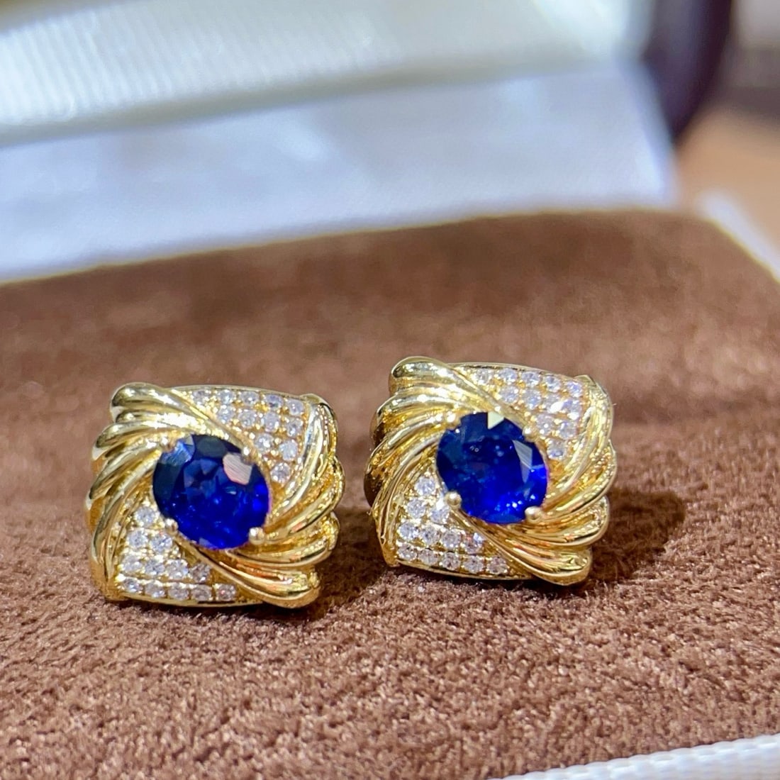 14k Gold 1.12 Ctw Vivid Blue Natural Sapphire & Diamond Earrings: Ref:231032443 // gold content:14k gold // main gemstone:sapphire // shape:oval // carat weight:1ct // color:vivid blue // treatment:natural // // adjacent gemstone 2 : diamond // shape:round // carat
