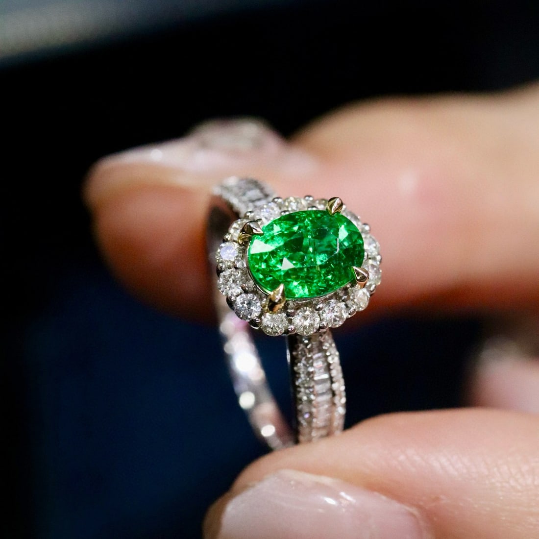 14k Gold 1.77 Ctw Vivid Green Natural Tsavorite & Diamond Ring: Ref:231032445 // gold content:14k gold // ring size:7. 25us // // main gemstone:tsavorite // shape:oval // carat weight:1. 28ct // color:vivid green // treatment:natural // // adjacent gemstone 2 :