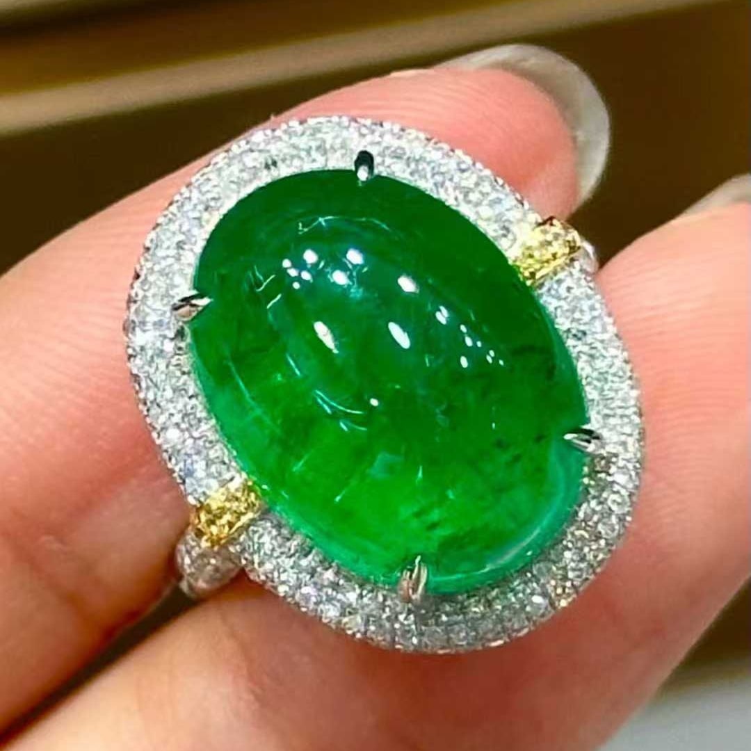 14k Gold 12.6 Ct Vivid Green Natural Emerald & Diamond Ring: Ref:231032450 // gold content:14k gold // ring size:7. 25us // // main gemstone:emerald // shape:oval // carat weight:12. 6ct // color:vivid green // treatment:natural // // adjacent gemstone 2 : diam