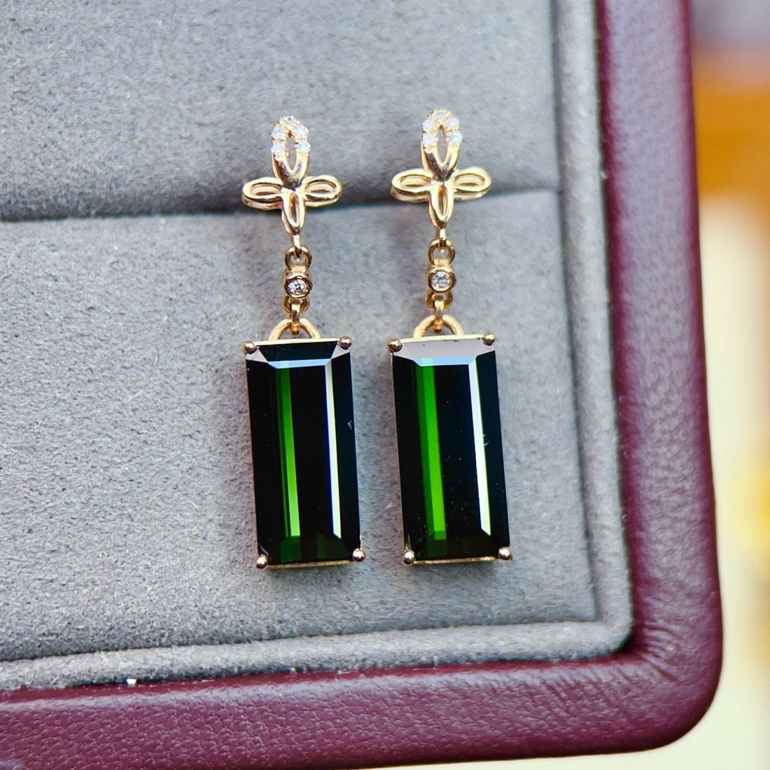14k Gold 4.74 Ctw Natural Tourmaline & Diamond Earrings: Ref:231033006 // gold content:14k gold // main gemstone:tourmaline // shape:octagonal // carat weight:4. 7ct // color:green // treatment:natural // // adjacent gemstone 2 : diamond // number of