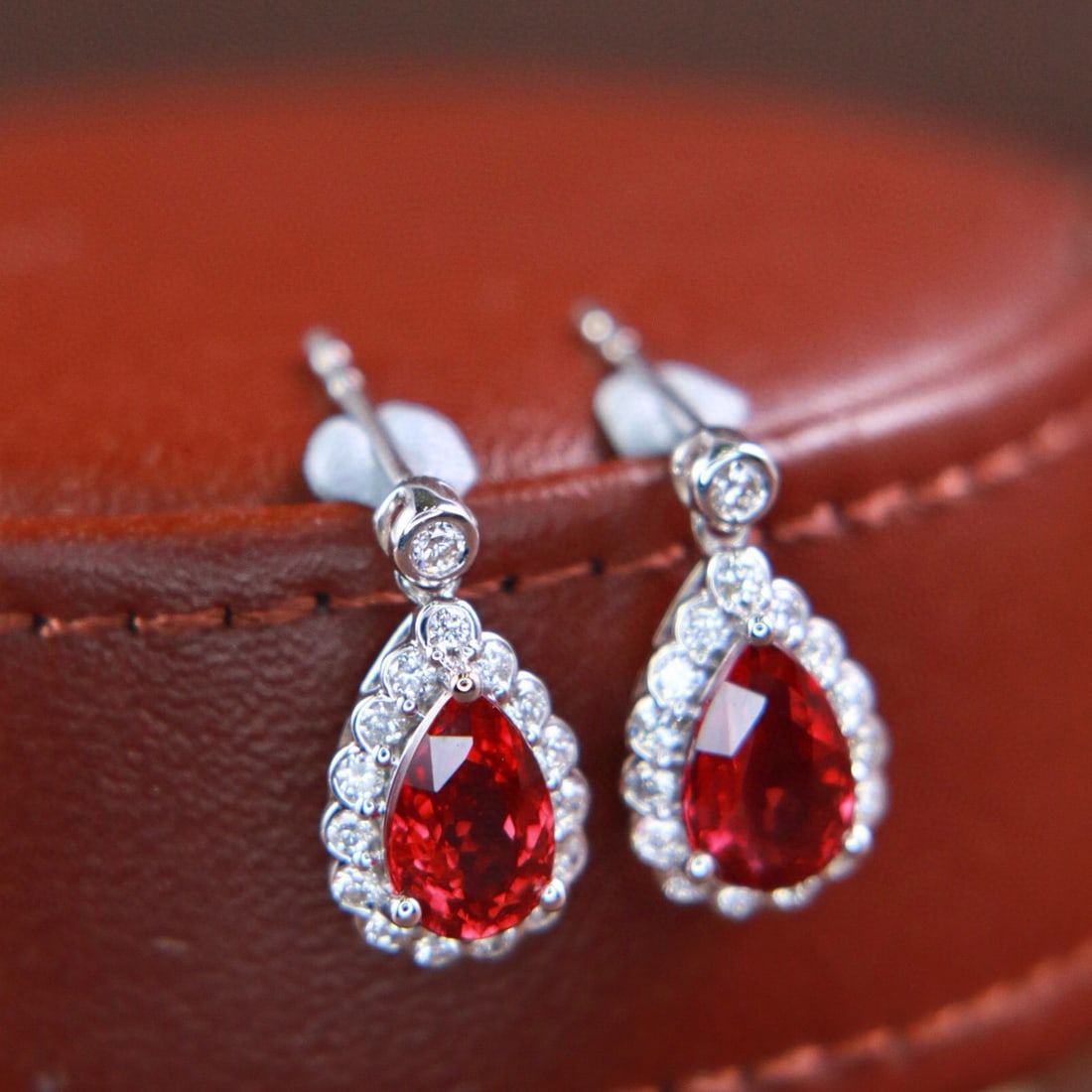 14k Gold 2.40 Ctw Natural Ruby & Diamond Earrings: Ref:231033022 // gold content:14k gold // main gemstone:ruby // shape:pear // carat weight:2. 08ct // color:red // treatment:natural // // adjacent gemstone 2 : diamond // shape:round // carat weight: