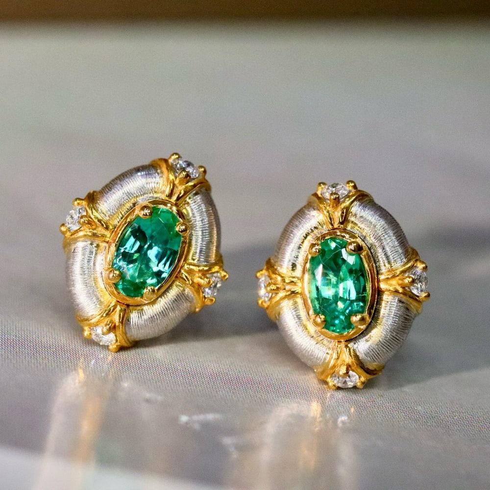 14k Gold 0.58 Ctw Natural Emerald & Diamond Earrings: Ref:231033023 // gold content:14k gold // main gemstone:emerald // shape:oval // carat weight:0. 46ct // color:green // treatment:natural // // adjacent gemstone 2 : diamond // shape:round // carat we