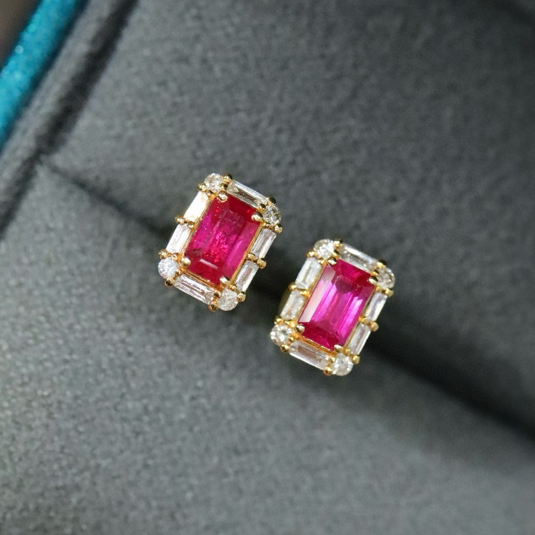 14k Gold 0.94 Ctw Natural Ruby & Diamond Earrings: Ref:231033025 // gold content:14k gold // main gemstone:ruby // shape:octagonal // carat weight:0. 72ct // color:red // treatment:natural // // adjacent gemstone 2 : diamond // shape:multiply // carat