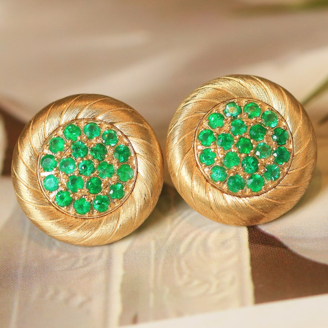 14k Gold 0.8 Ct Natural Emerald Earrings - 7