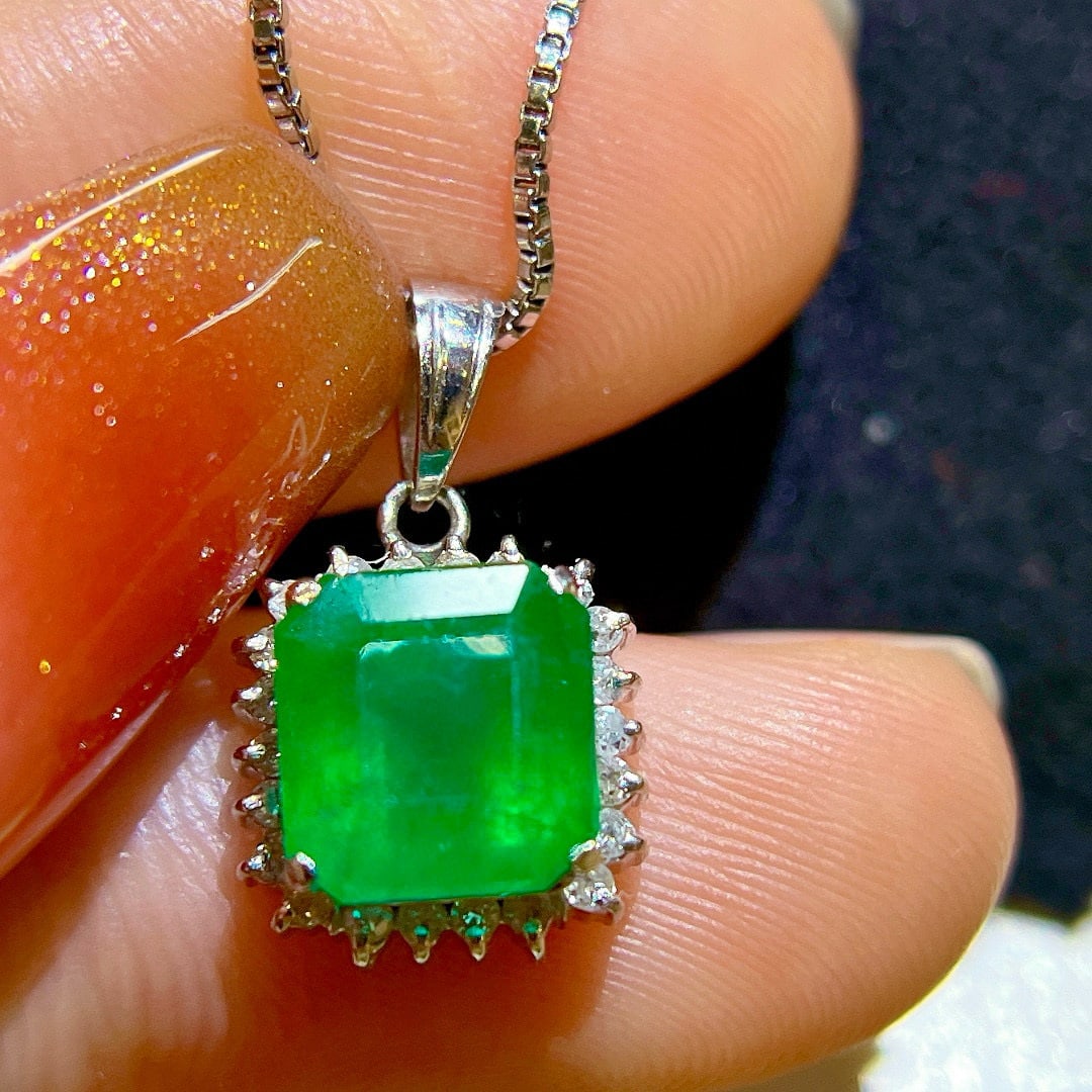 14k Gold 2.98 Ctw Natural Emerald & Diamond Pendant( Without Chain ): Ref:231033043 // gold content:14k gold // main gemstone:emerald // shape:octagonal // carat weight:2. 8ct // color:green // treatment:natural // // adjacent gemstone 2 : diamond // shape:round //