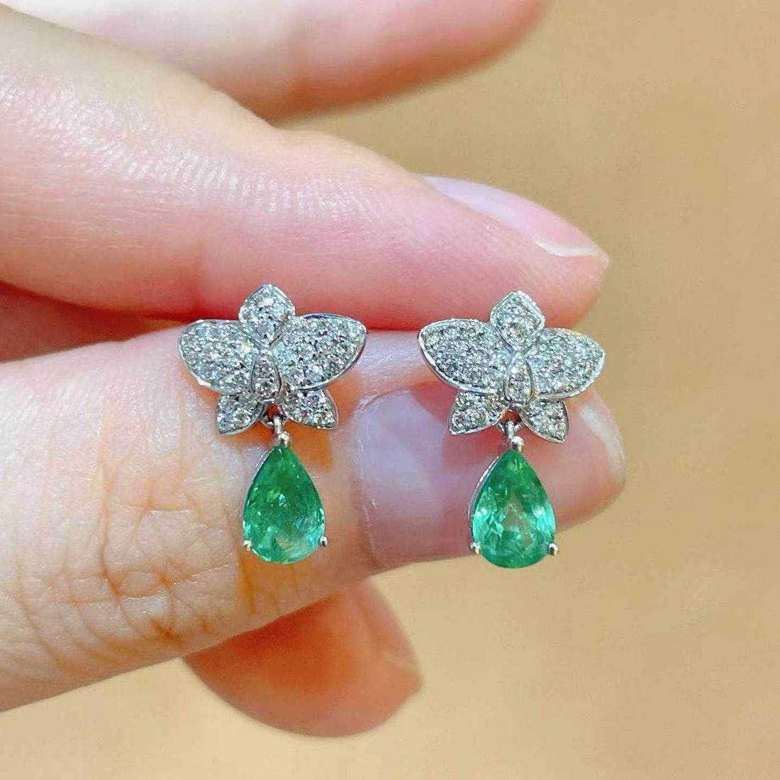 14k Gold 1.11 Ctw Natural Emerald & Diamond Earrings: Ref:231033074 // gold content:14k gold // main gemstone:emerald // shape:pear // carat weight:0. 82ct // color:green // treatment:natural // // adjacent gemstone 2 : diamond // shape:round // carat we