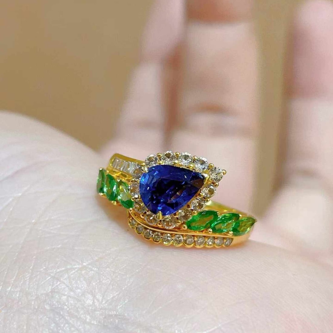 14k Gold 0.95 Ct Natural Sapphire & Tsavorite & Diamond & Sapphire Ring - 2
