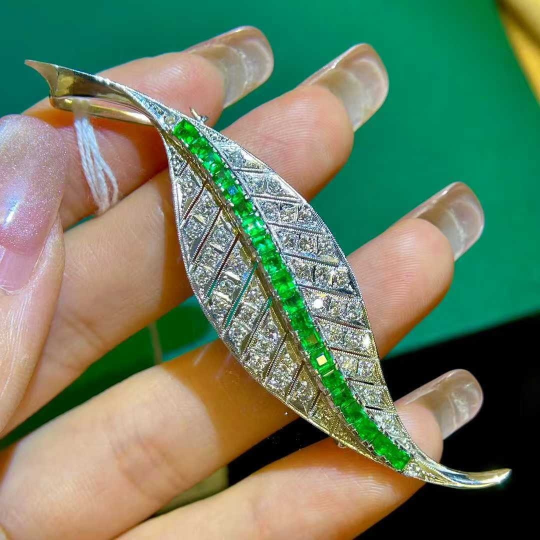 14k Gold 2.07 Ctw Natural Emerald & Diamond Brooch: Ref:231033078 // gold content:14k gold // main gemstone:emerald // shape:square // carat weight:1. 18ct // color:green // treatment:natural // // adjacent gemstone 2 : diamond // shape:round // carat