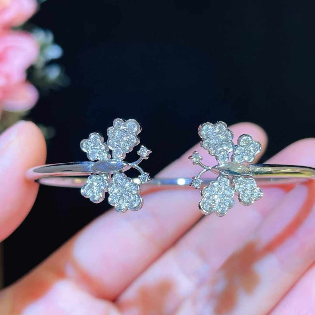 14k Gold 0.98 Ct Natural H Diamond & Butterfly Bangle: Ref:231033083 // gold content:14k gold // main gemstone:diamond // shape:round // carat weight:0. 98ct // clarity grade:vs-si // color:h // treatment:natural // cut grade:g // Condition: New Low