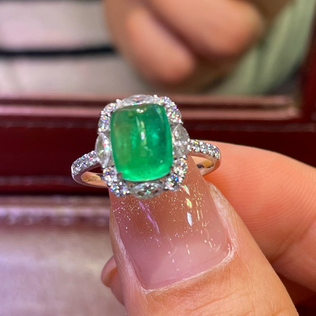 14k Gold 2.9 Ct Natural Emerald & Diamond Ring: Ref:231033085 // gold content:14k gold // ring size:7. 25us // // main gemstone:emerald // shape:suger-loaf // carat weight:2. 9ct // color:green // treatment:natural // // adjacent gemstone 2 :